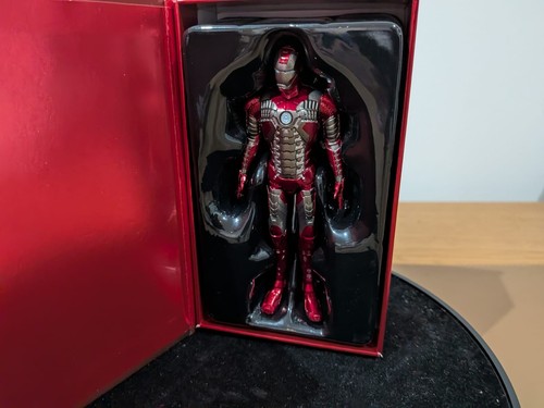 Iron man red silver armoured - red,